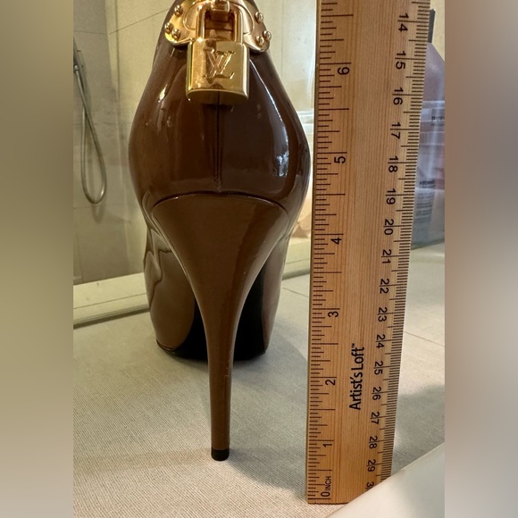 Louis Vuitton Lock Pump - Like New - Guaranteed Authentic - Picture 6 of 7